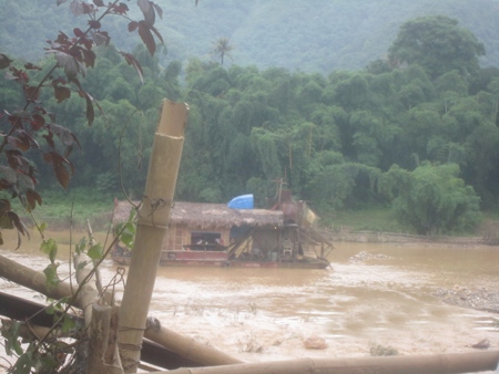 Tàu[-]khai[-]thác[-]vàng[-]vẫn[-]ngang[-]nhiên[-]hoạt[-]động[-]trên[-]sông[-]Lam[-]đoạn[-]khu[-]vực[-]thị[-]trấn[-]Hòa[-]Bình...